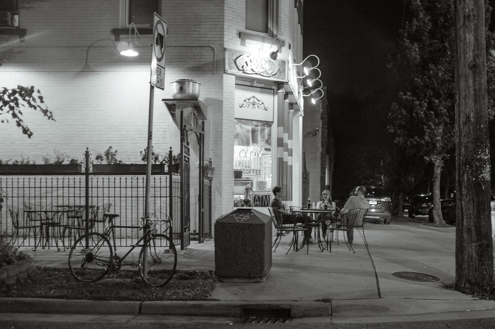 Night Café Moments