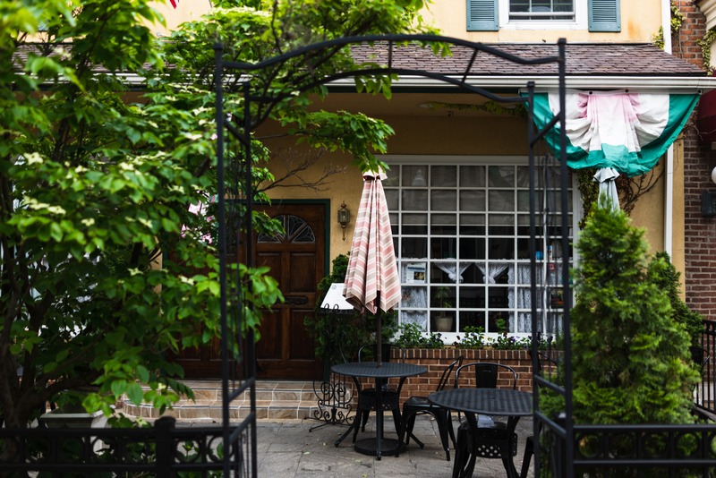 Charming Café Retreat