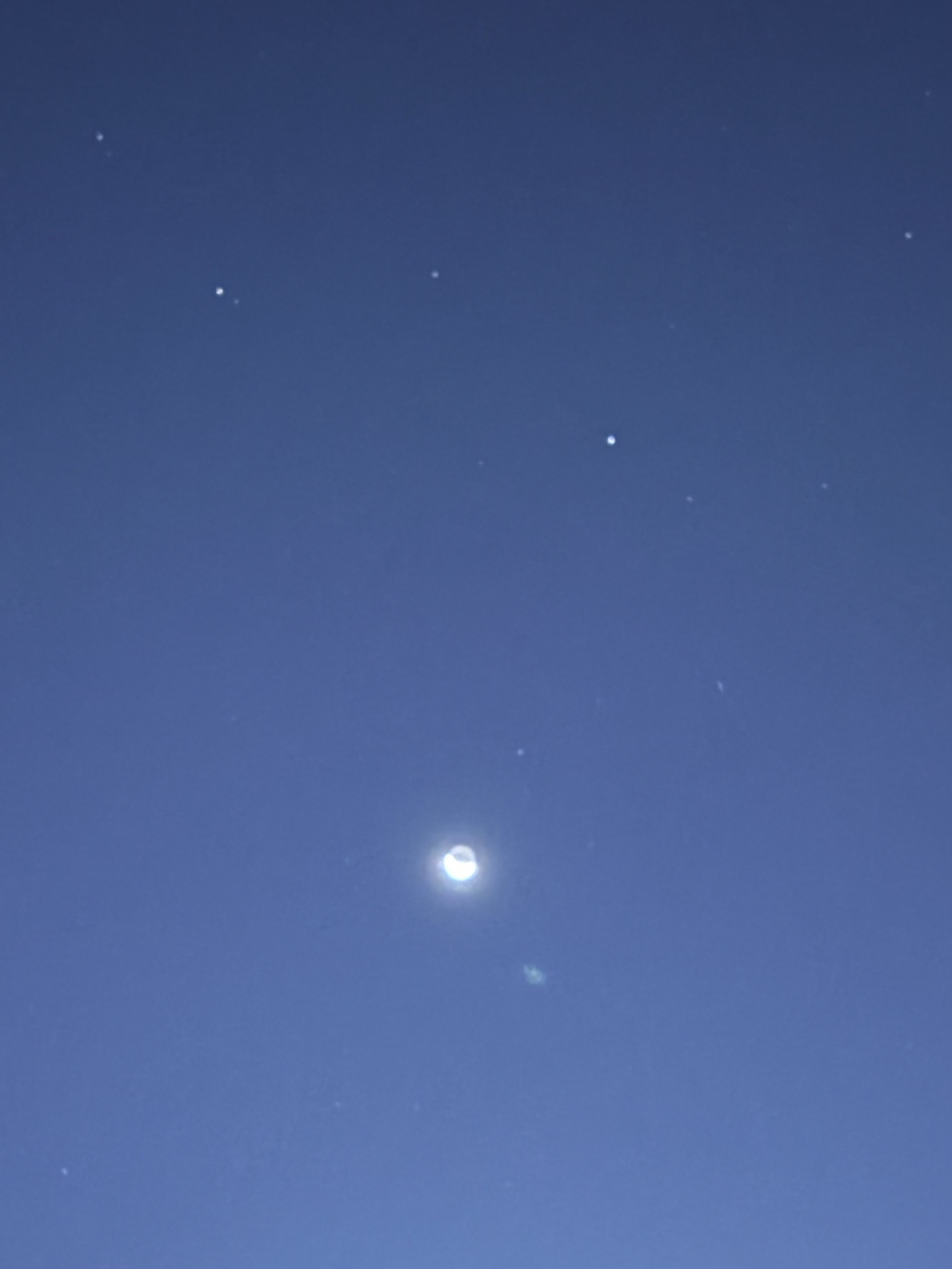 phone picture of the moon an stars in the early morning