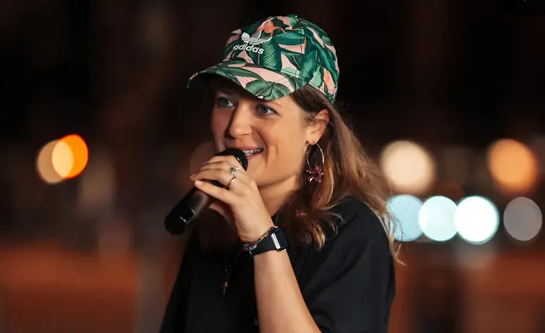 Rapperin missja1211 im Offenen Zimmer