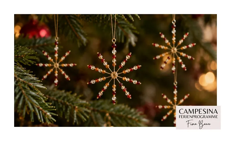 Weihnachtssterne und Schneeflocken aus Perlen
