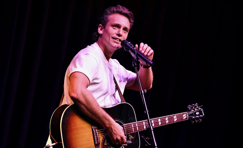 Bas­ti­an Baker – Solo Acoustic Tour