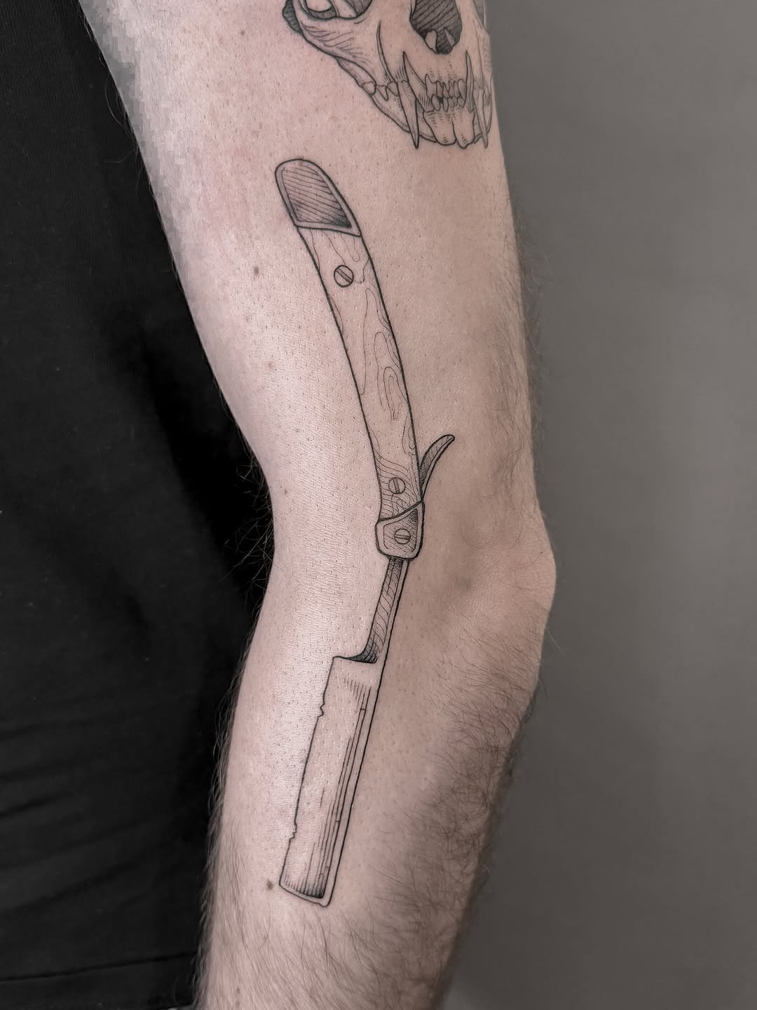 Engraving-style straight razor with wood-grain handle