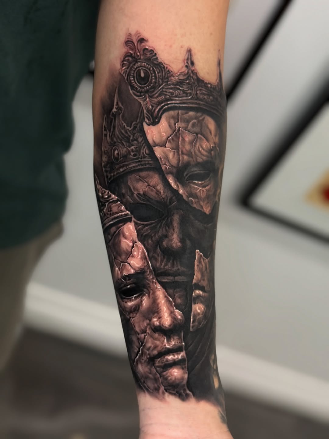 Hyper-detailed grayscale crowned bust with cracked stone texture.