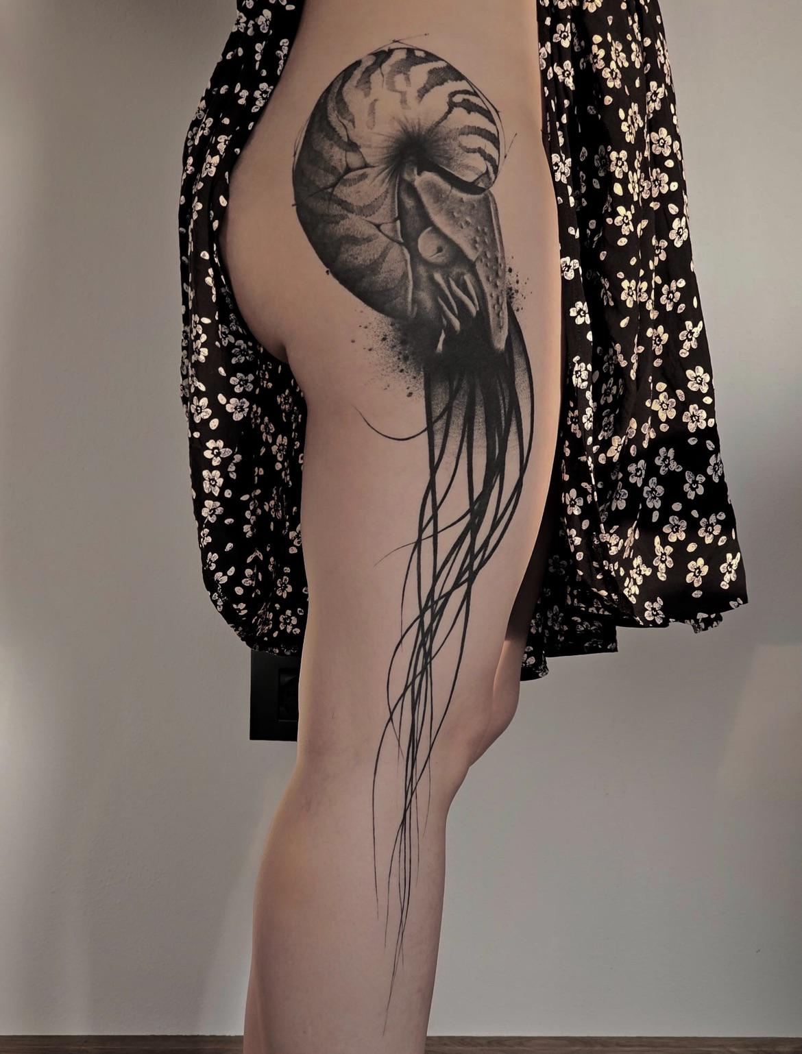 Healed outer-thigh nautilus shell with elongated tentacles.