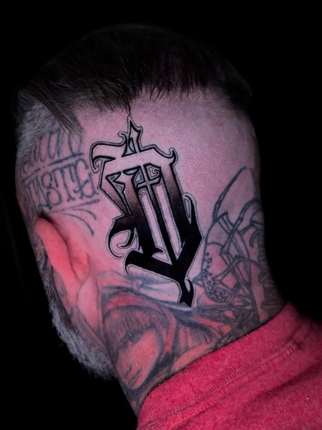 Bold blackletter D on the neck with ornamental edges