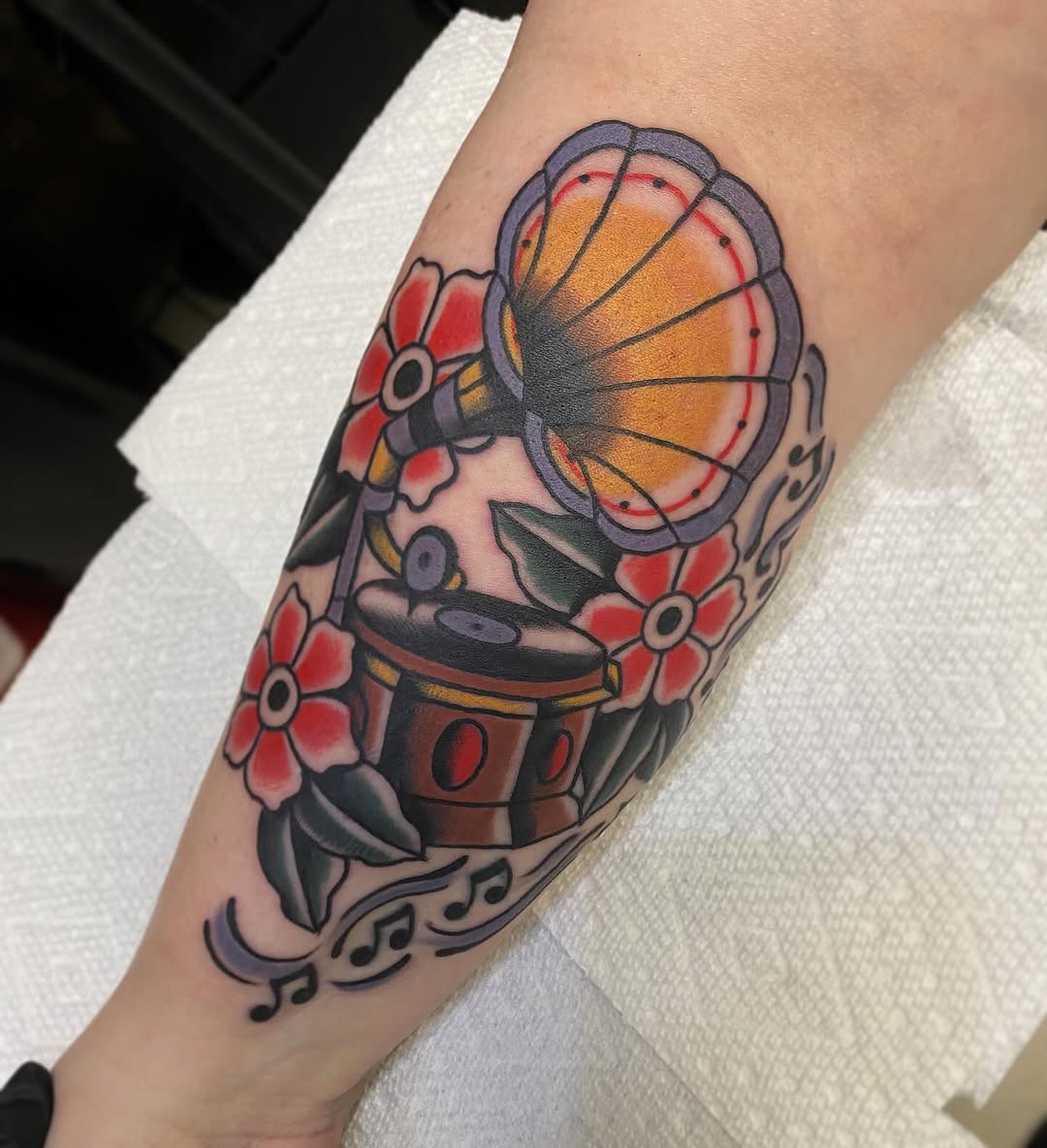 Bold-lined neo-traditional gramophone with bright red flowers