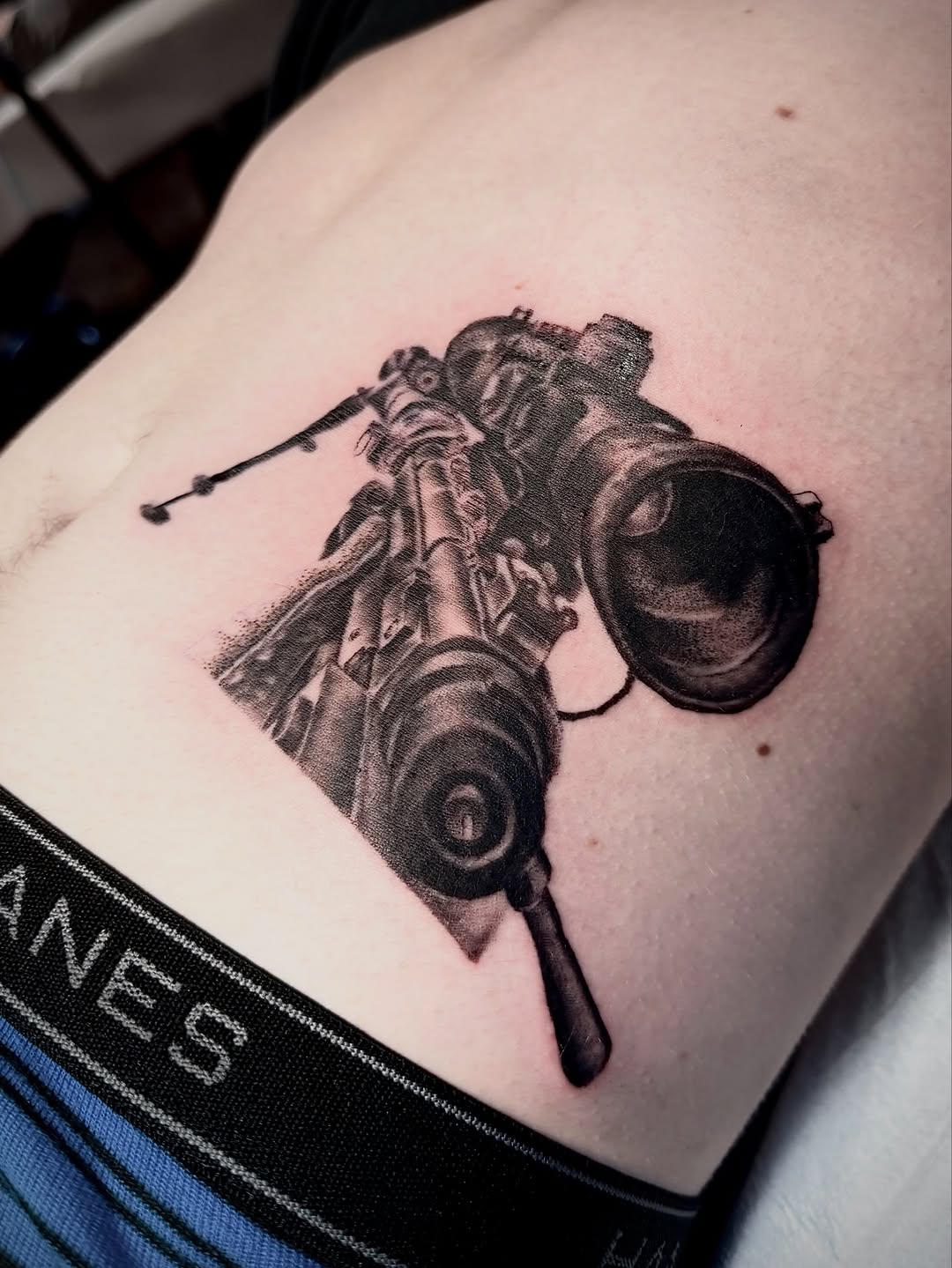 Intricate grayscale camera-lens mechanism with gears.