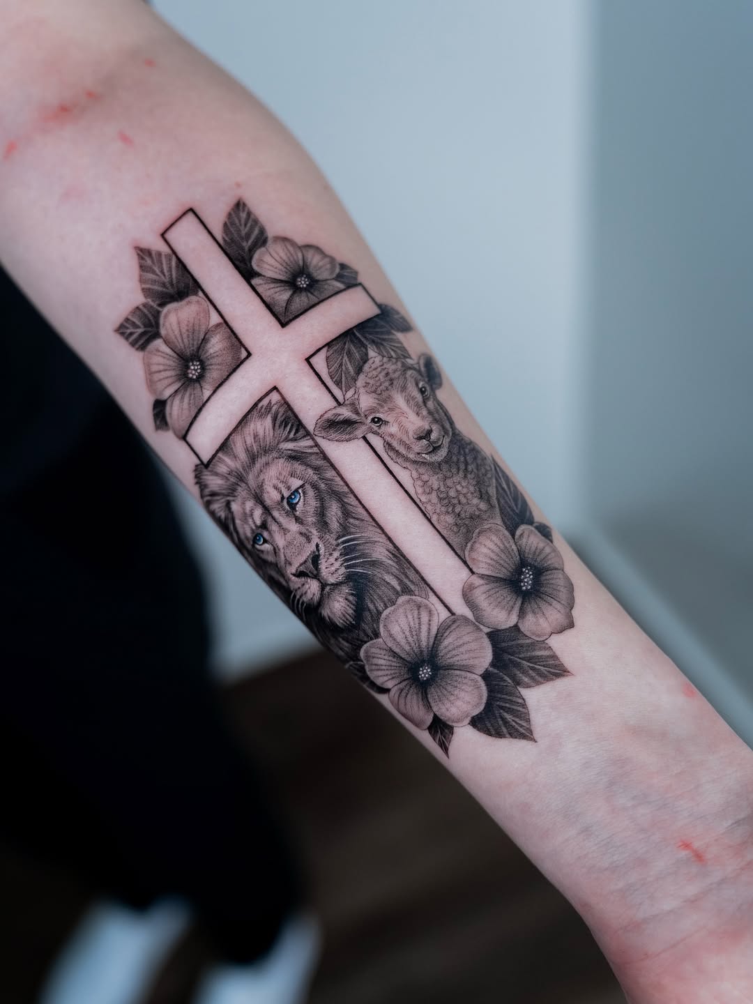 Bold cross centerpiece with lion, lamb, and floral surrounding