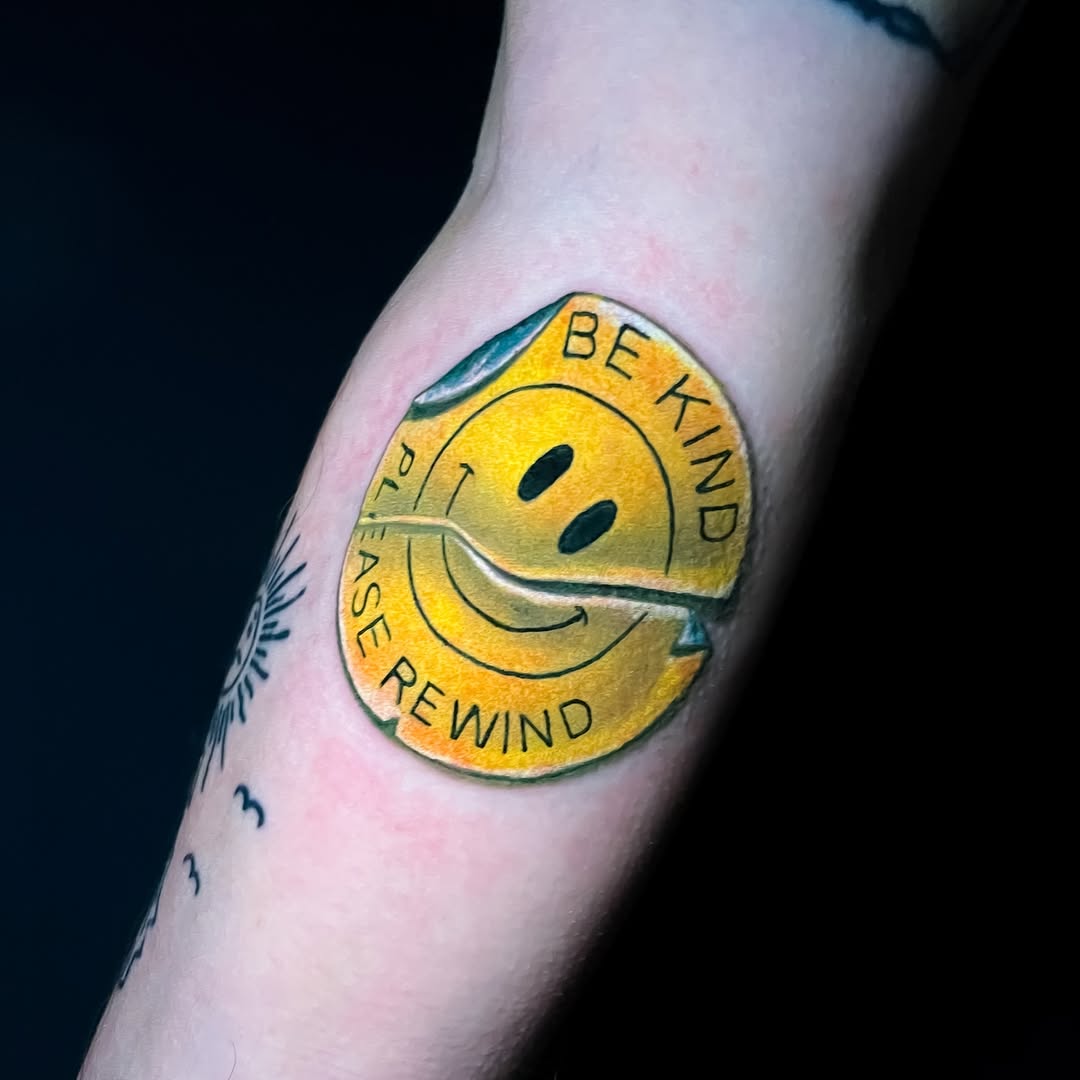Sticker-style yellow smiley with Be Kind Rewind motto