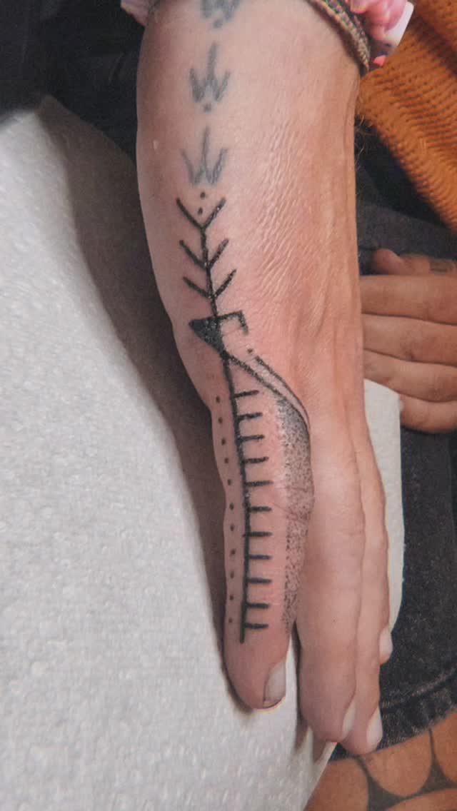 Slim handpoke linework with branching, dotted stem