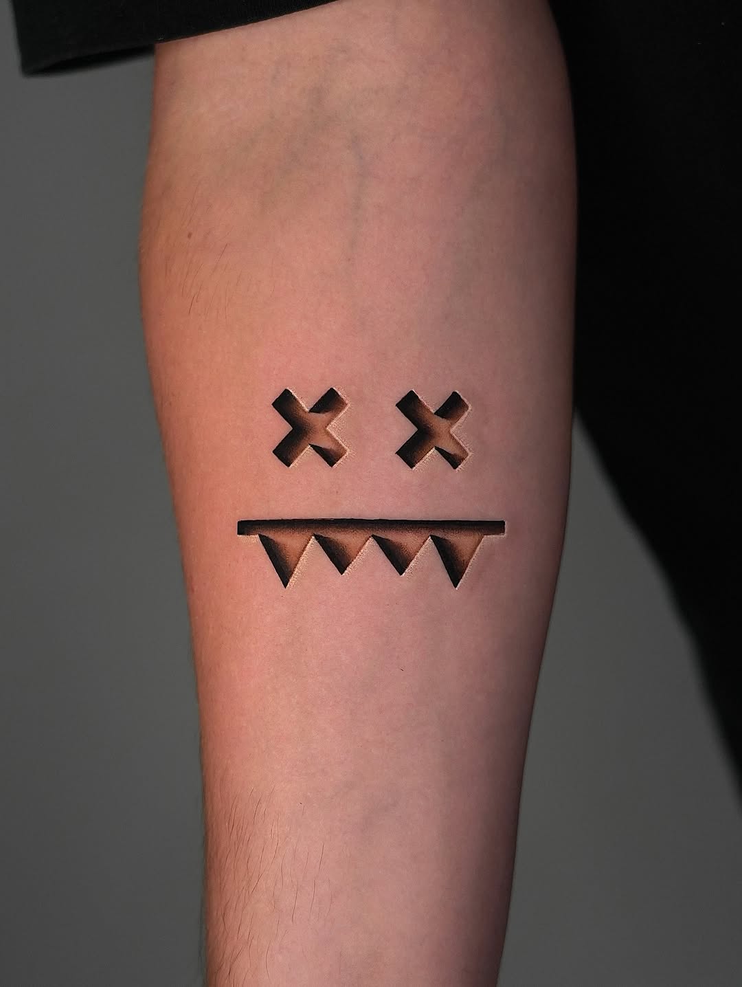 Minimalist geometric face with X eyes and triangular teeth