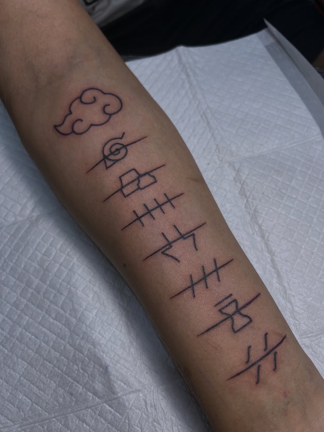 Naruto-inspired cloud motif with minimalist geometric glyphs