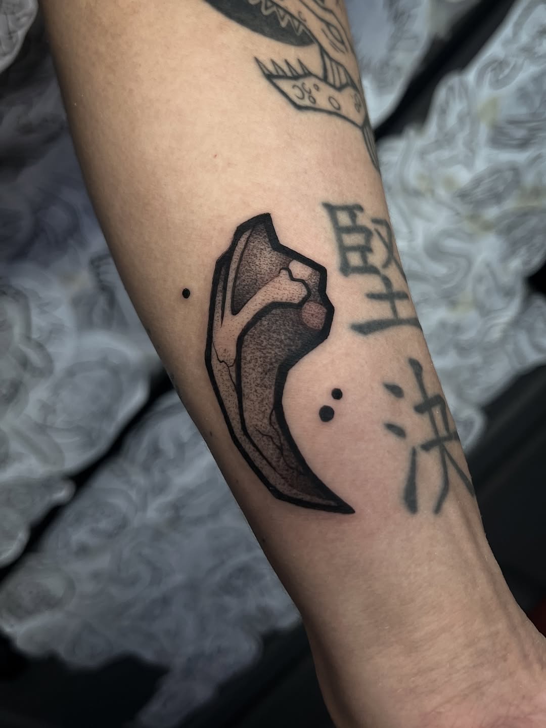 Bold blackwork raptor claw with dot-shaded depth