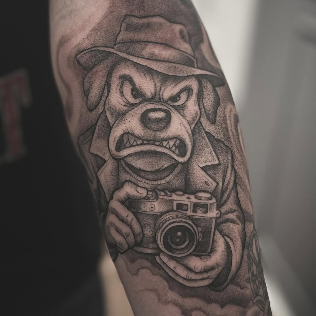 Bulldog in fedora, gripping a vintage camera