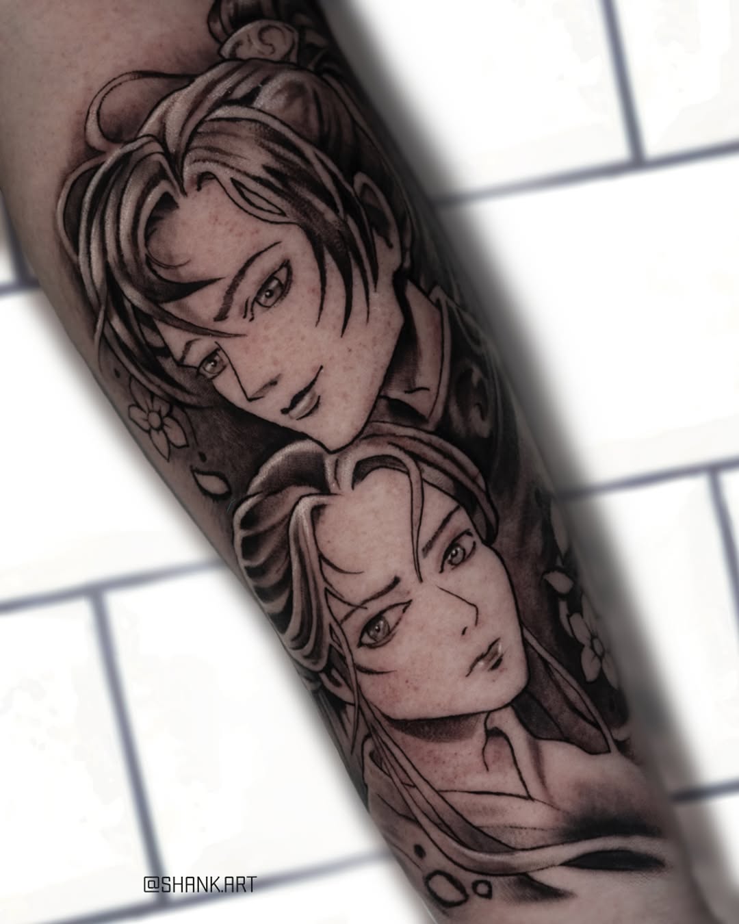 Manhua-inspired couple portrait in bold linework, grayscale