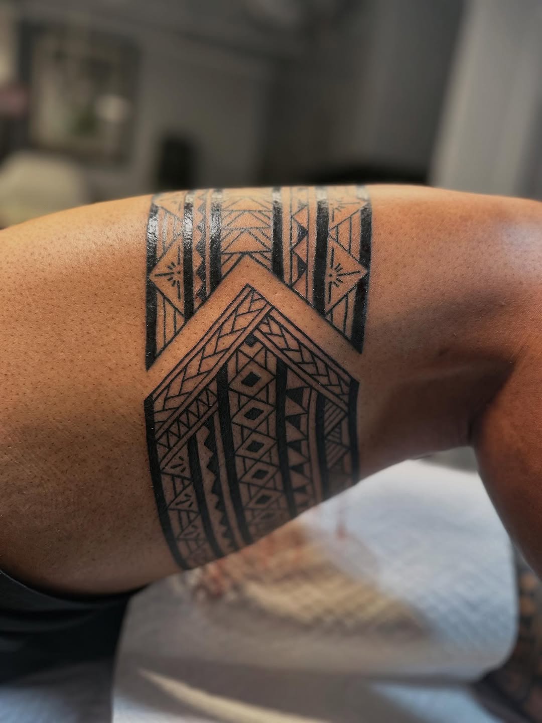 Bold Fijian thighband with intricate geometric patterns