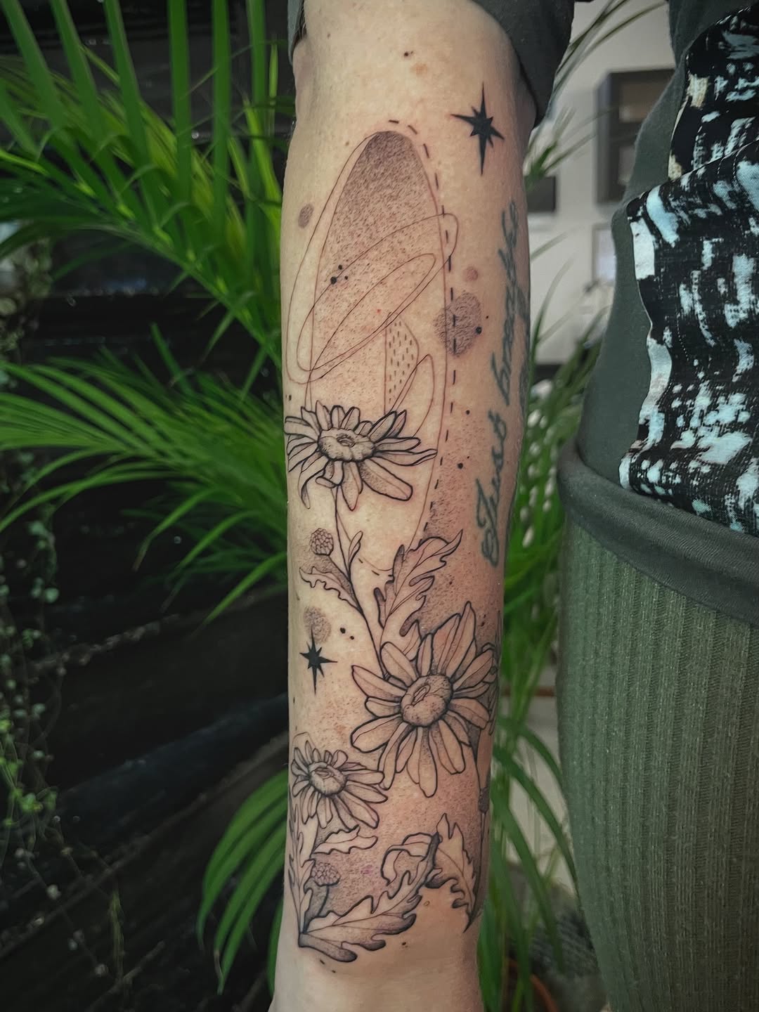 Delicate daisy bouquet with geometric outline and dotwork