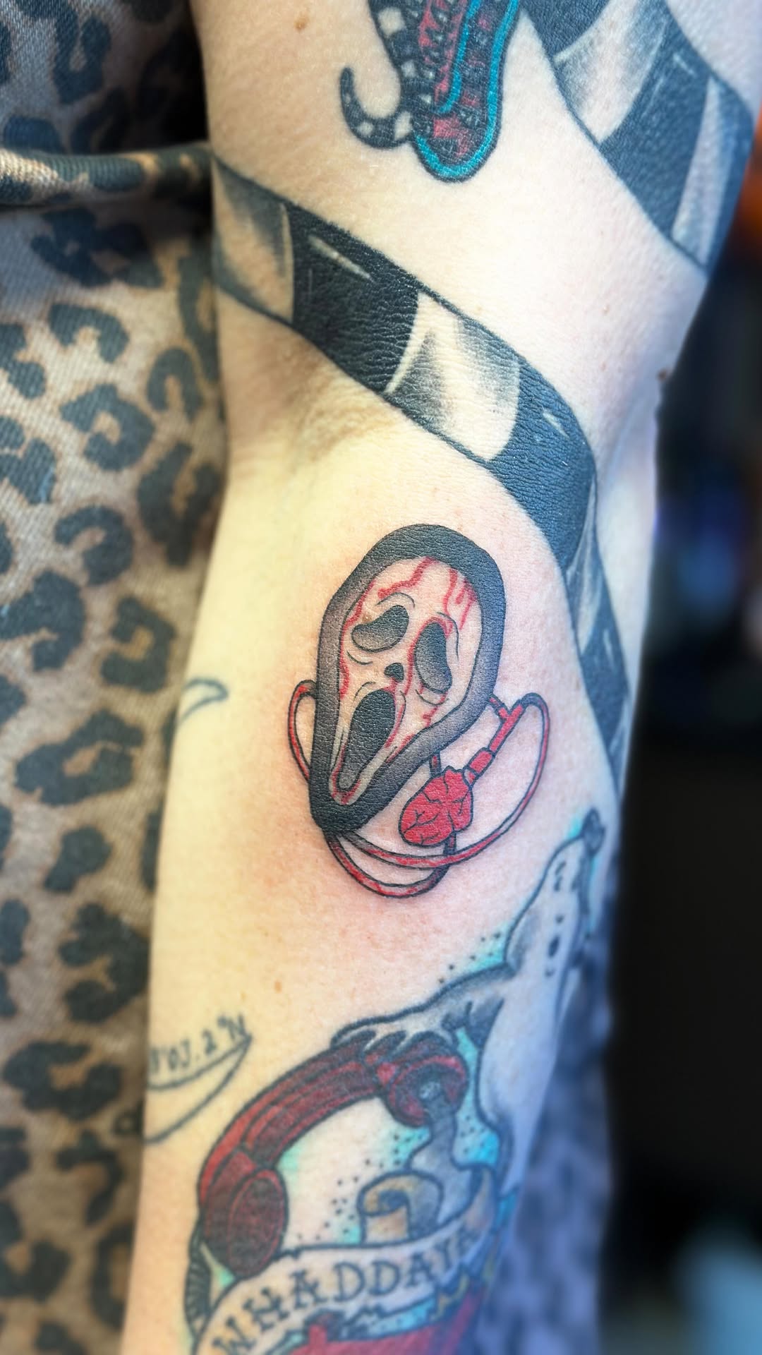 Bold Ghostface scream mask with red accents