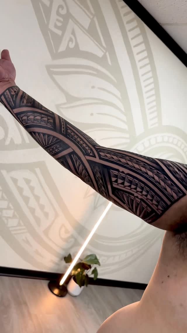 Bold Polynesian tribal bands with crisp geometric motifs.