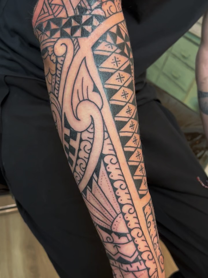 Bold fusion of Polynesian and Indonesian geometric patterns.