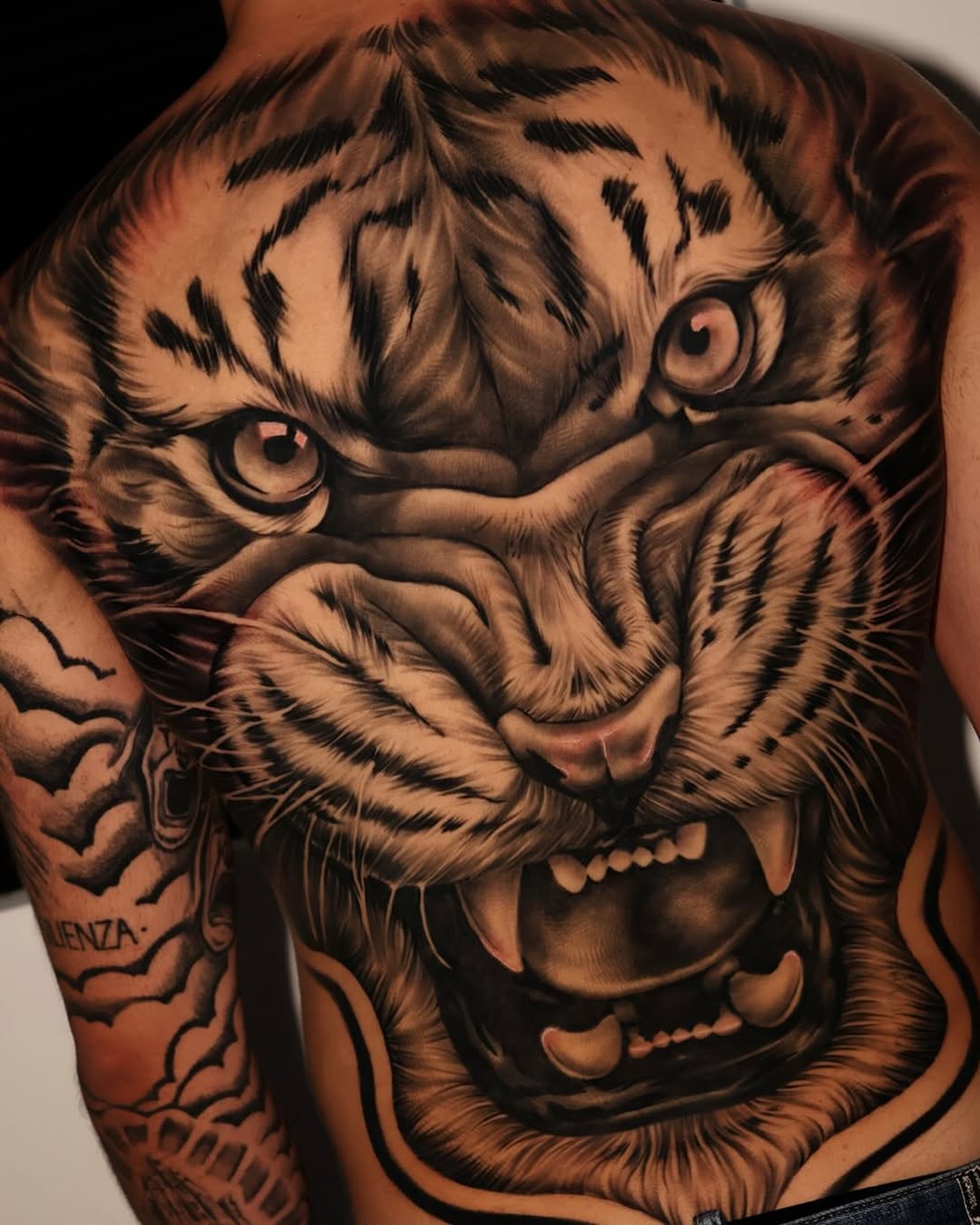 Hyper-detailed black-and-gray tiger head back piece