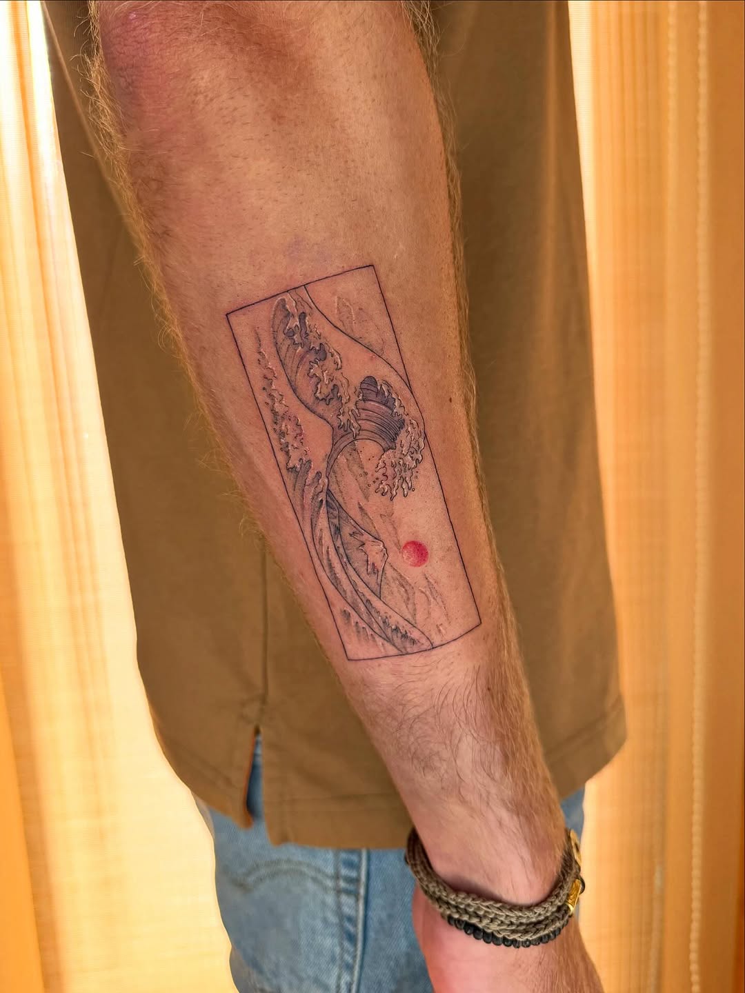 Delicate ukiyo-e wave framed in a rectangle