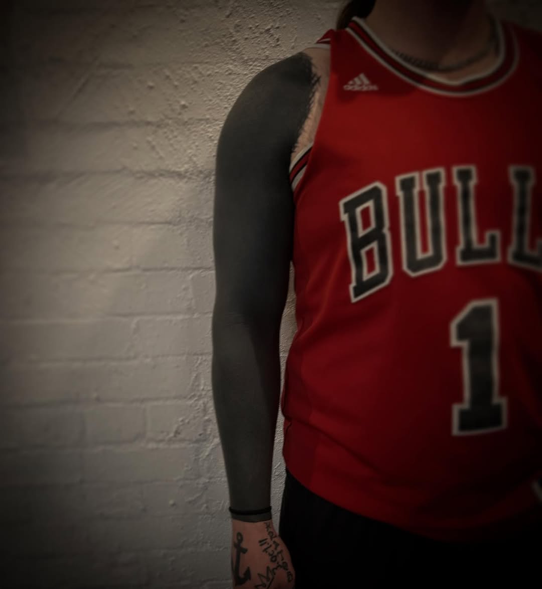 Healed solid-blackout sleeve with slight shoulder dropouts