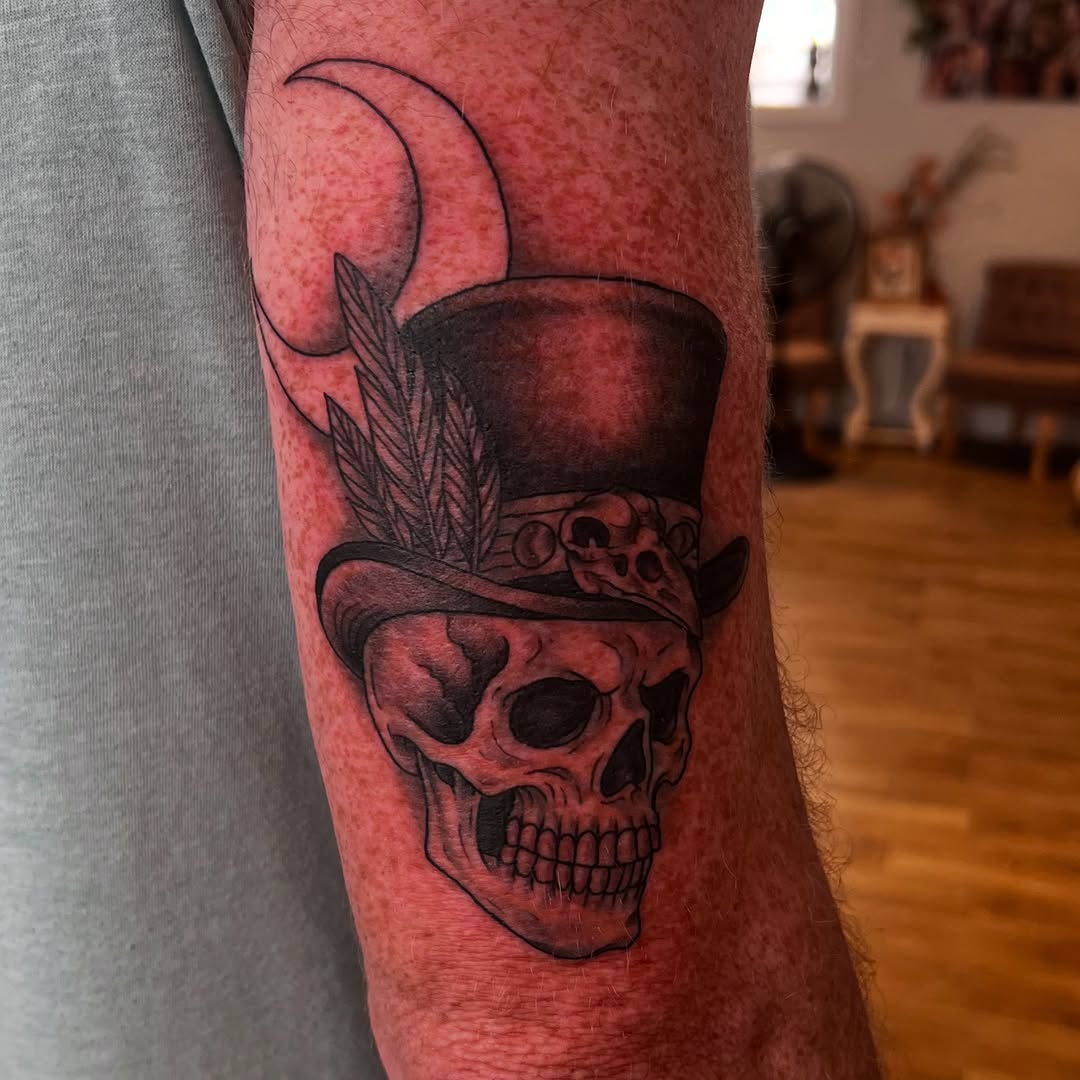 Neo-traditional skull in top-hat with crescent moon