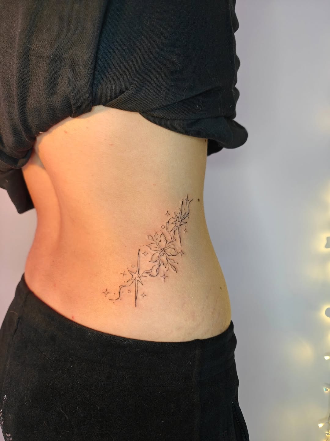 Delicate starry floral trail along the side.