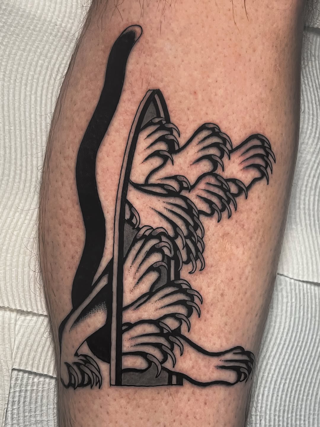 Bold blackwork crest-like wave-tentacle with thick outlines