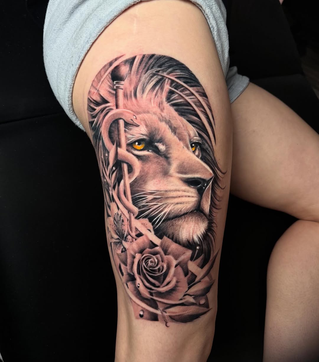 Hyper-detailed black-and-gray lion with roses and vines