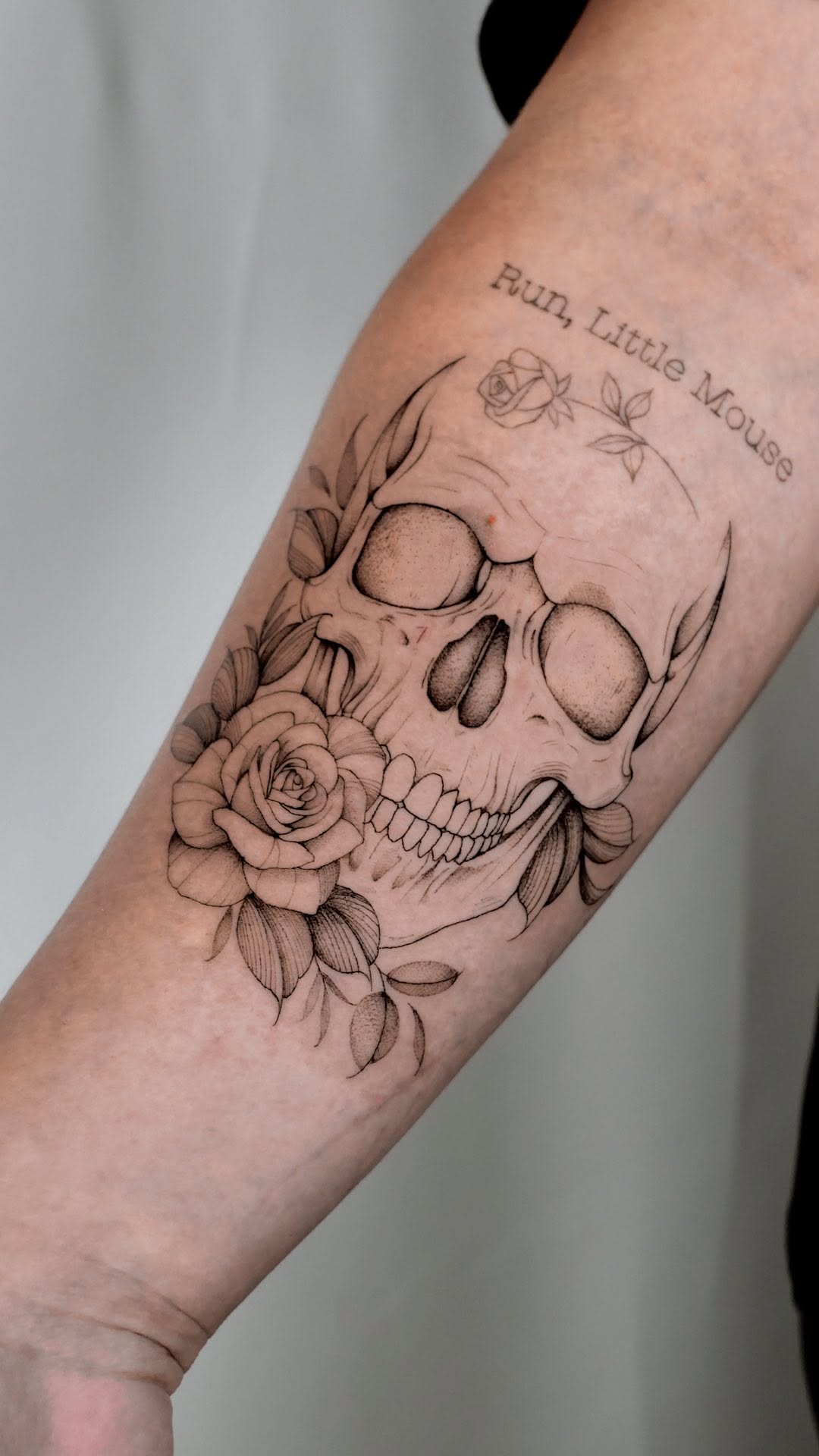 Fine-line skull with blooming roses and Run, Little Mouse text