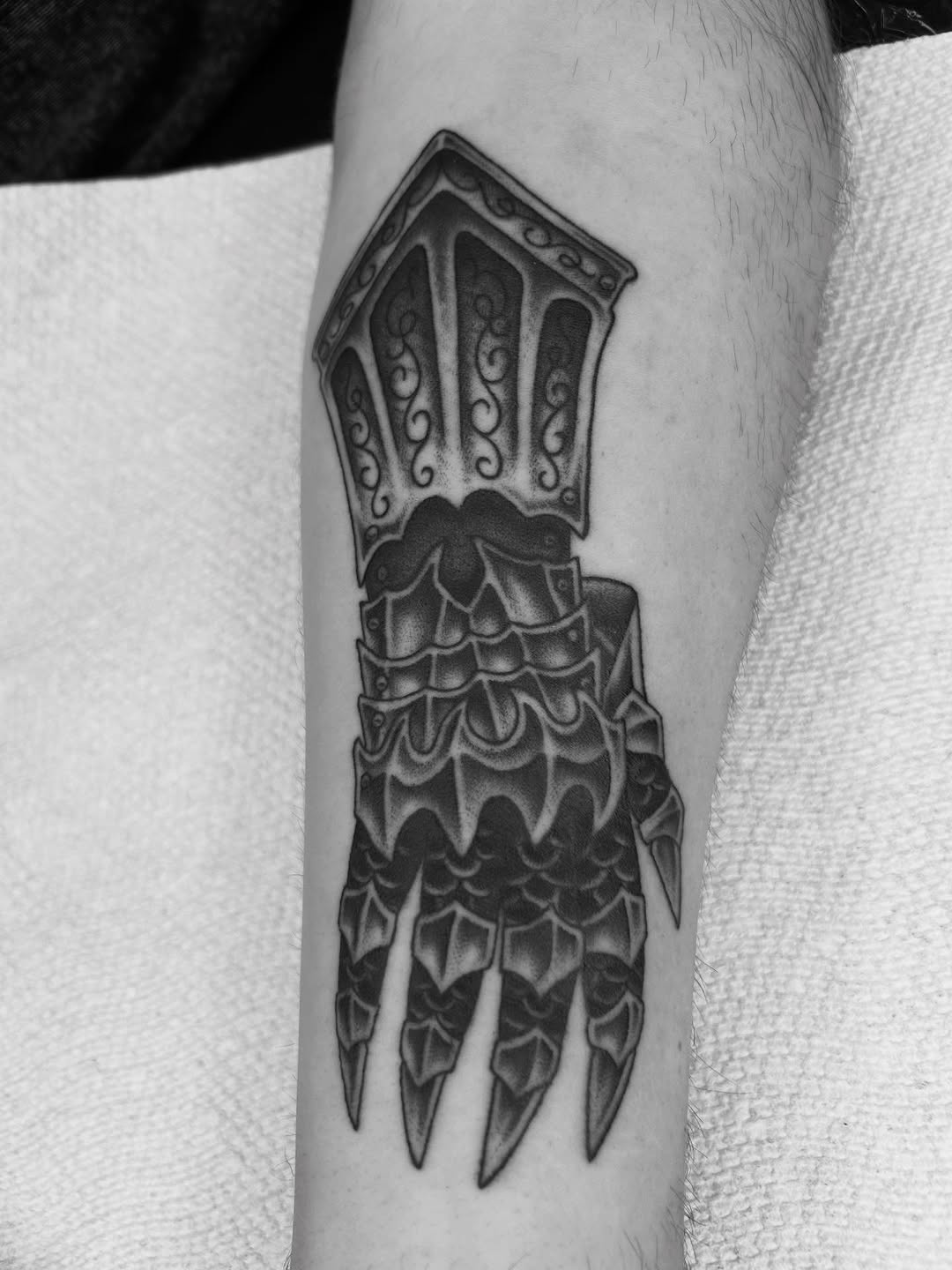 Bold blackwork gauntlet armor with ornate plates