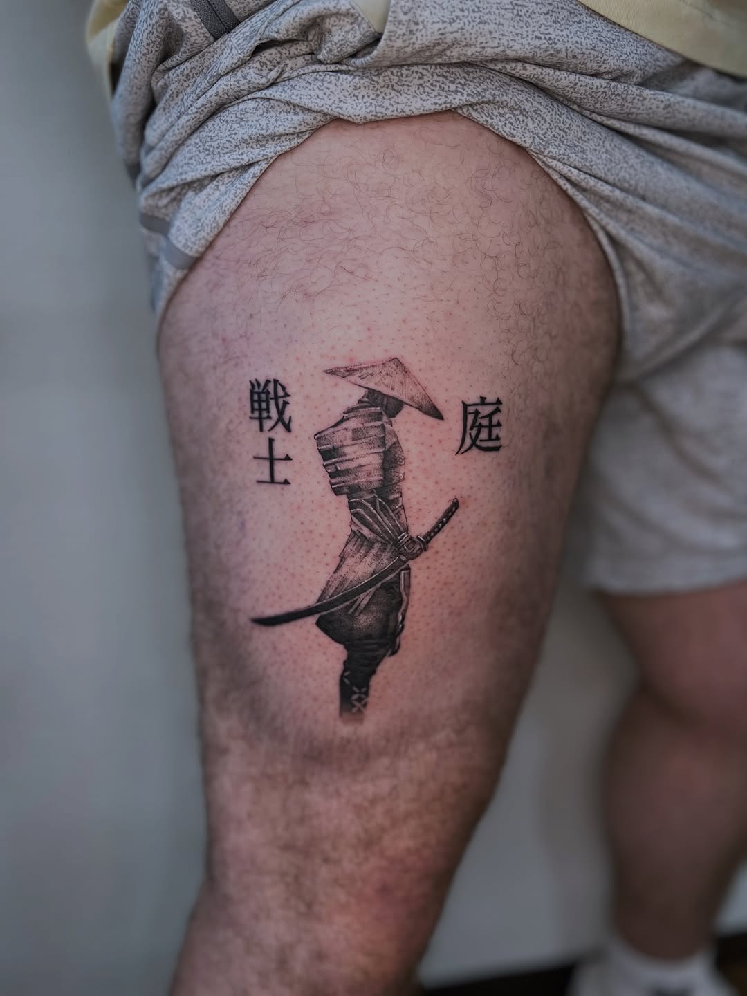 Stark samurai silhouette with kanji, grayscale shading, armor, blade