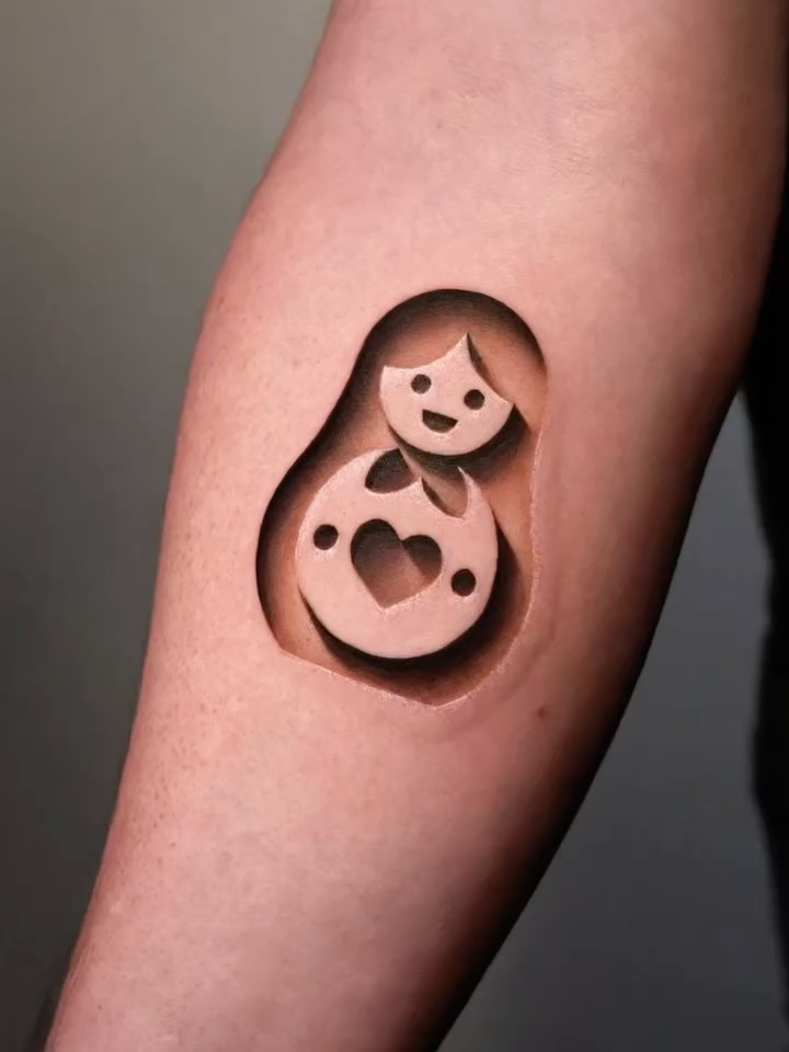 Three-dimensional negative-space stacked discs forming a snowman-like figure.