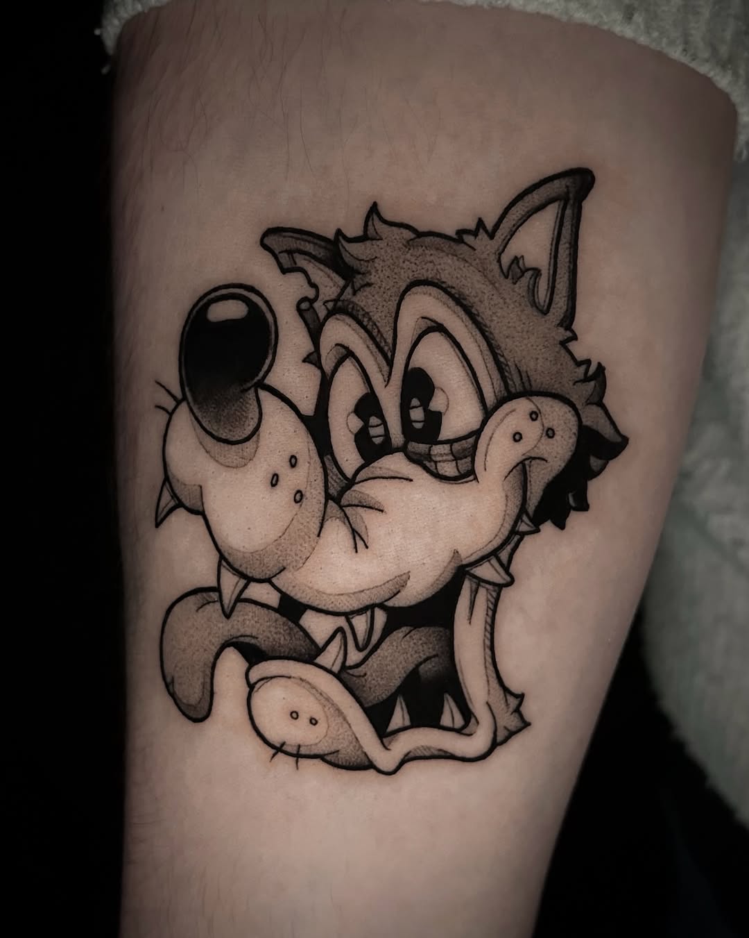 Whimsical rubberhose wolf head with bold linework.