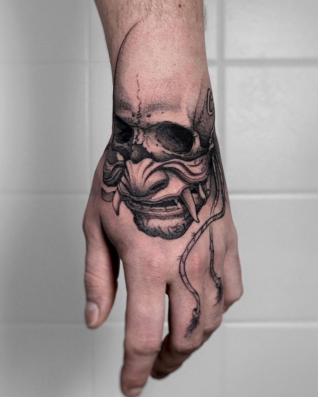 Dead samurai skull with ominous fangs and heavy shading