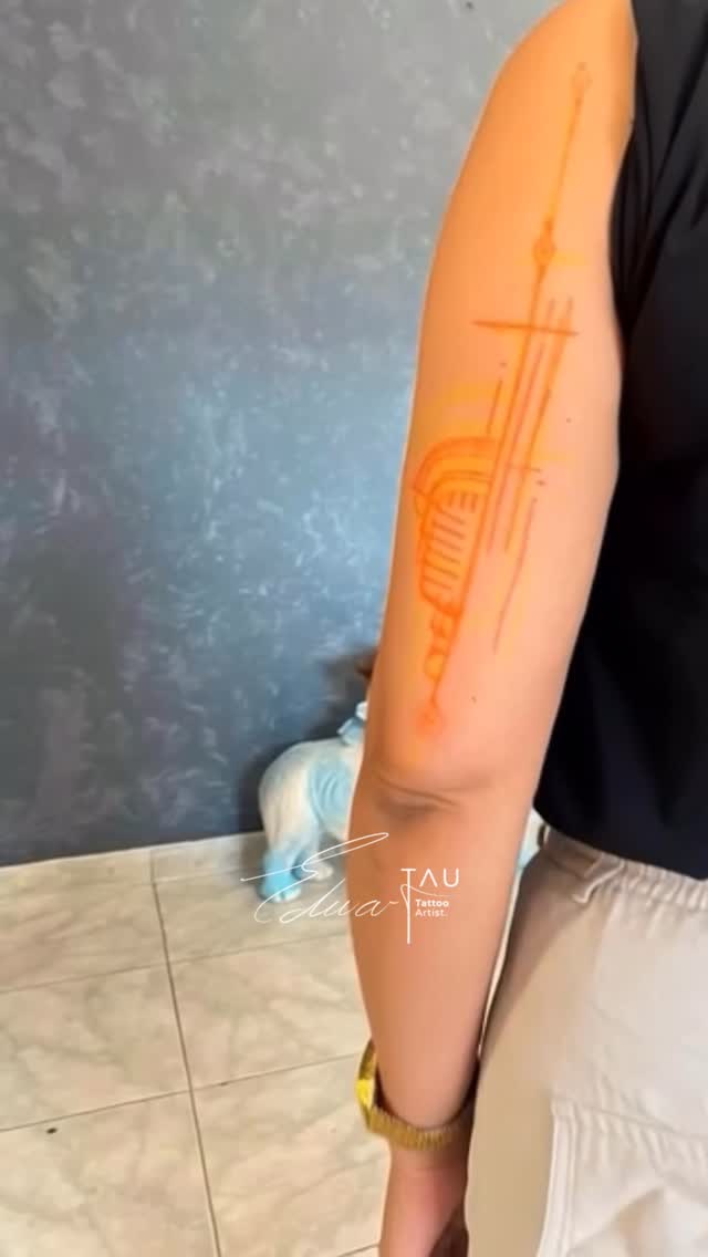 Fine-line microphone outline with bold, minimalist curves.