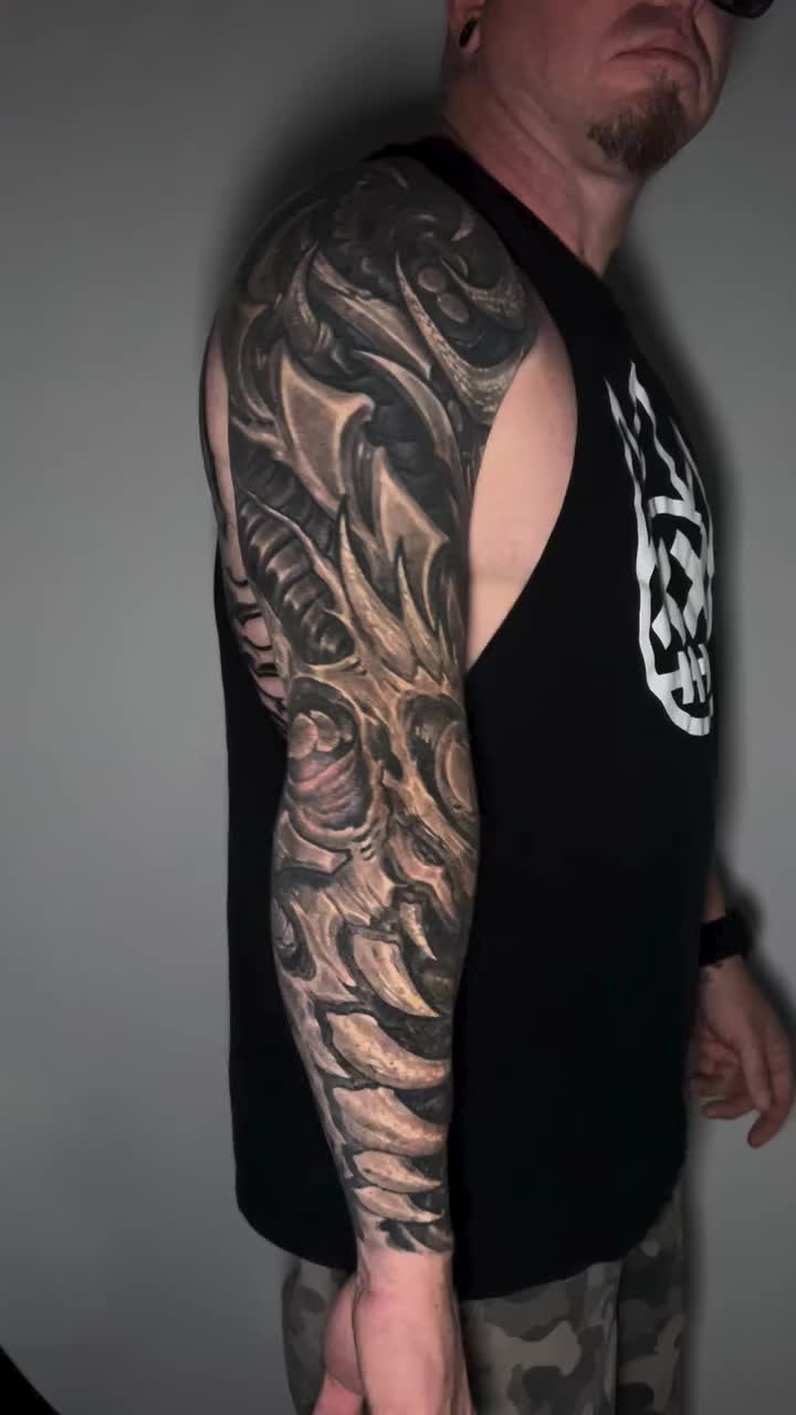 Gritty biomechanical sleeve with interlocking gears and shading