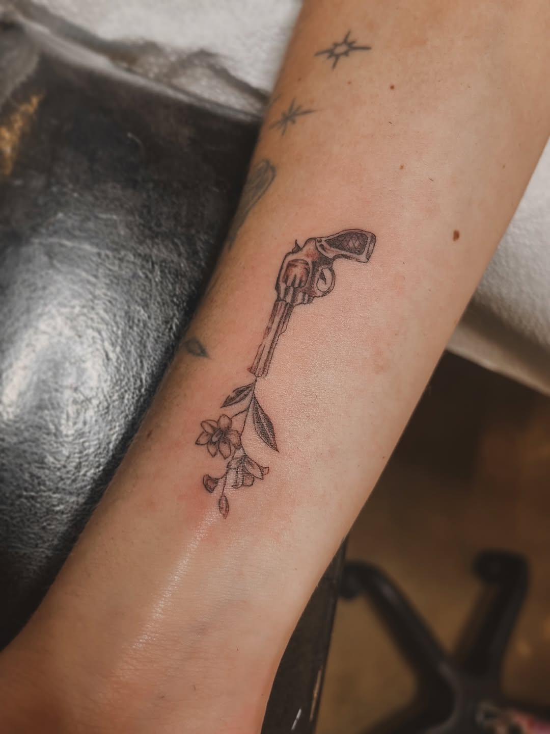 Fine-line revolver morphing into a blooming flower