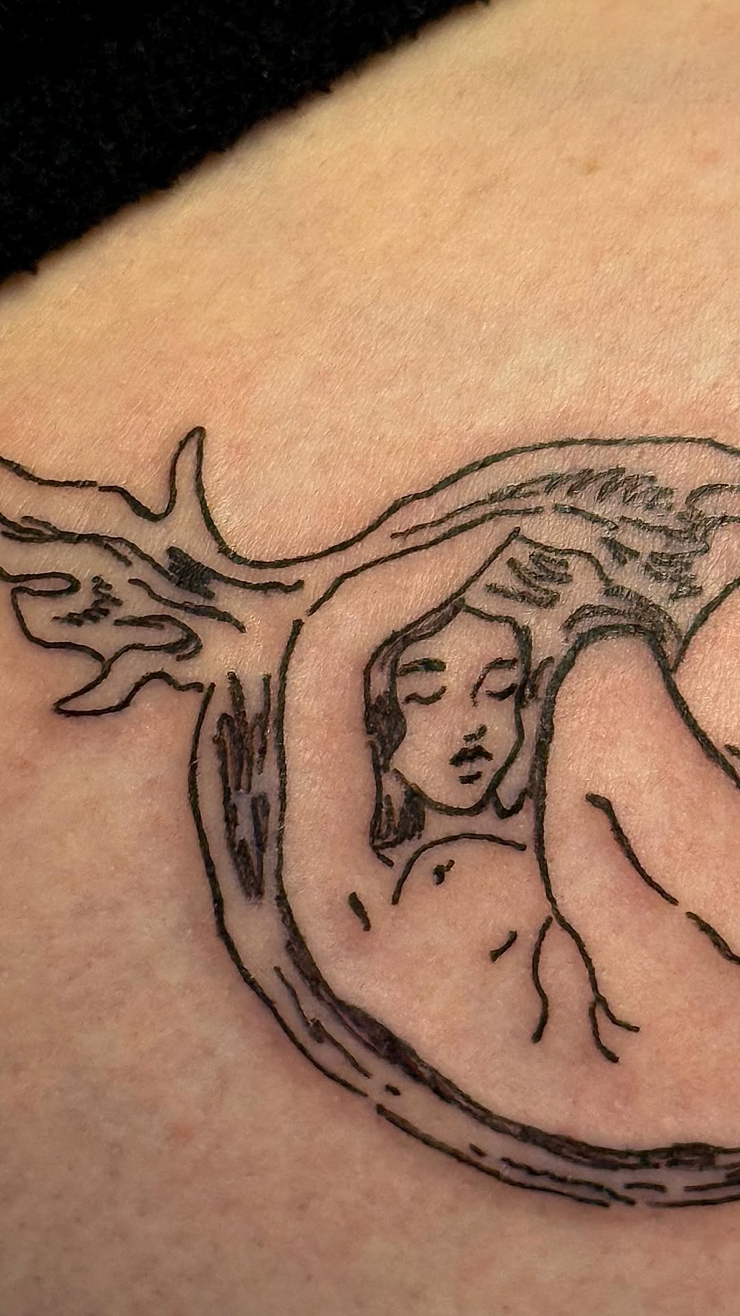 Minimalist linework portrait of a woman inside a circle