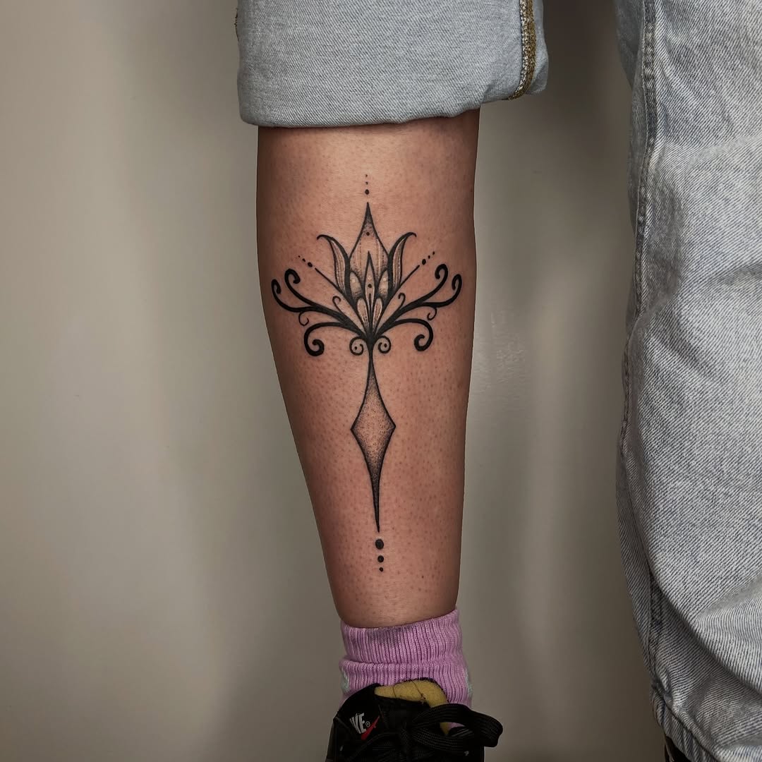 Ornamental fleur-de-lis-inspired motif with sculpted diamond shaft