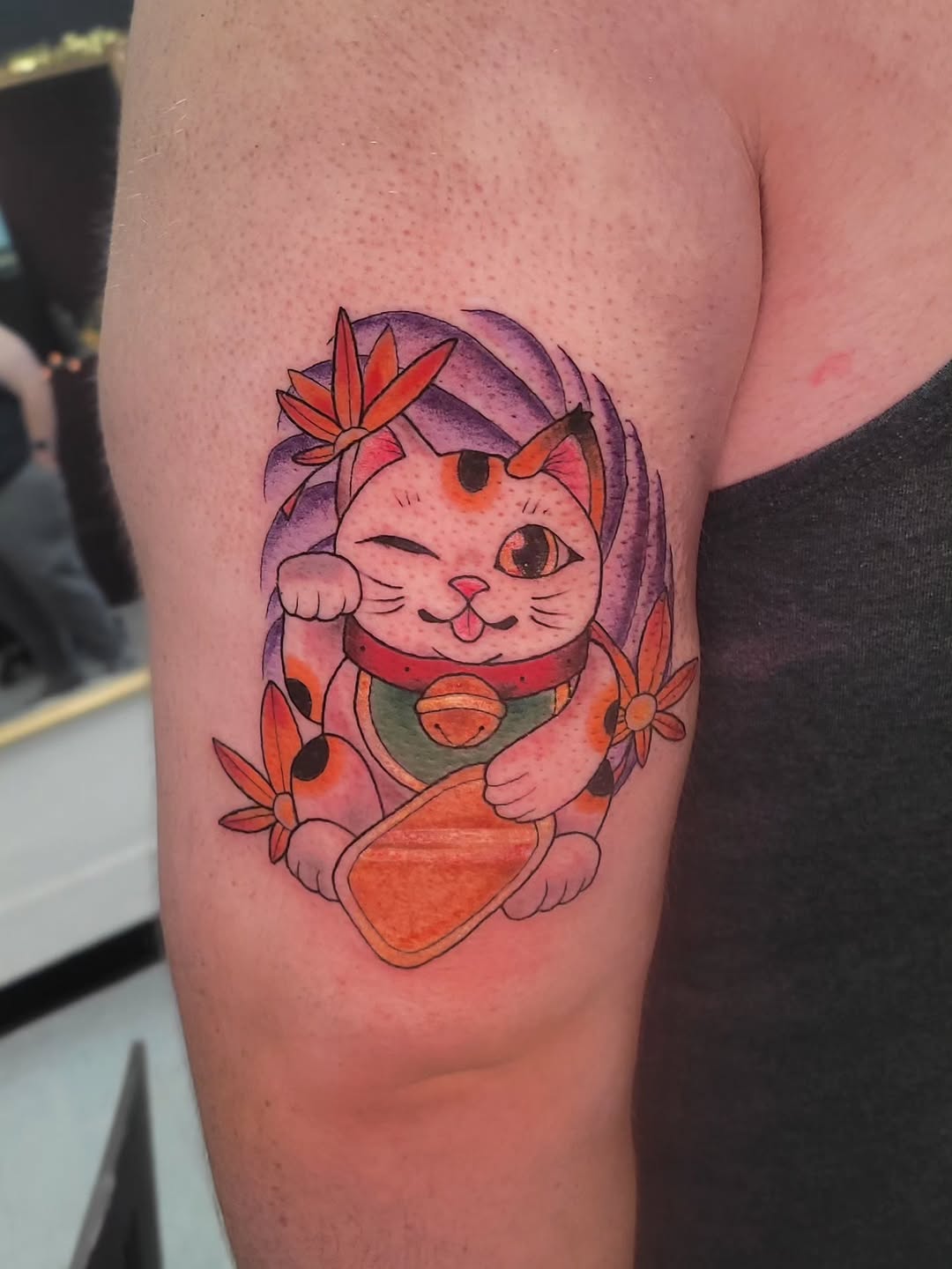 Cheerful cartoon maneki-neko with vivid rainbow colors.