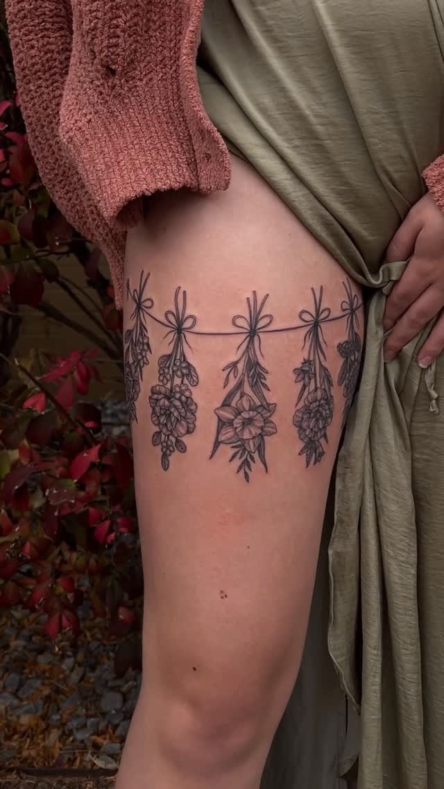 Hanging floral garlands along outer-thigh in blackline