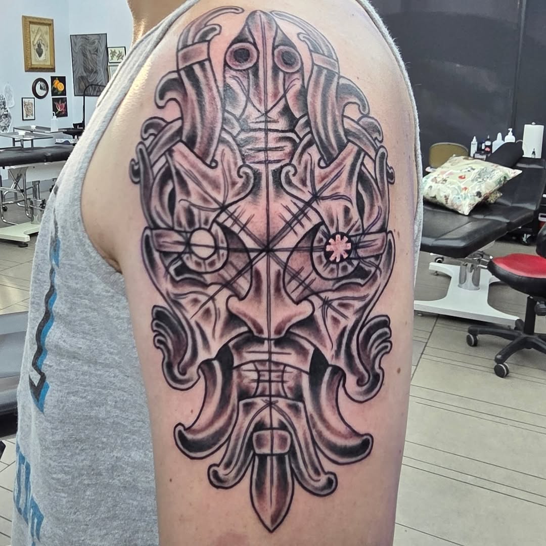 Symmetrical Norse god-mask with Helm of Awe in bold blackwork