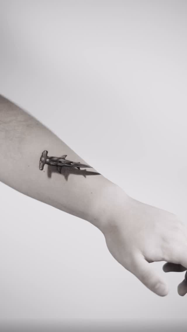 Slim black dagger silhouette with subtle shading