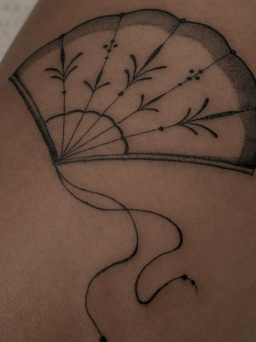 Delicate fine-line fan with sprouting botanical branches.