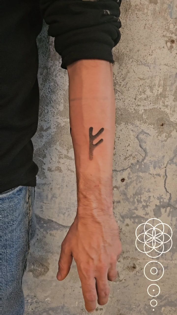 Bold Algiz-inspired rune with carved dotwork texture