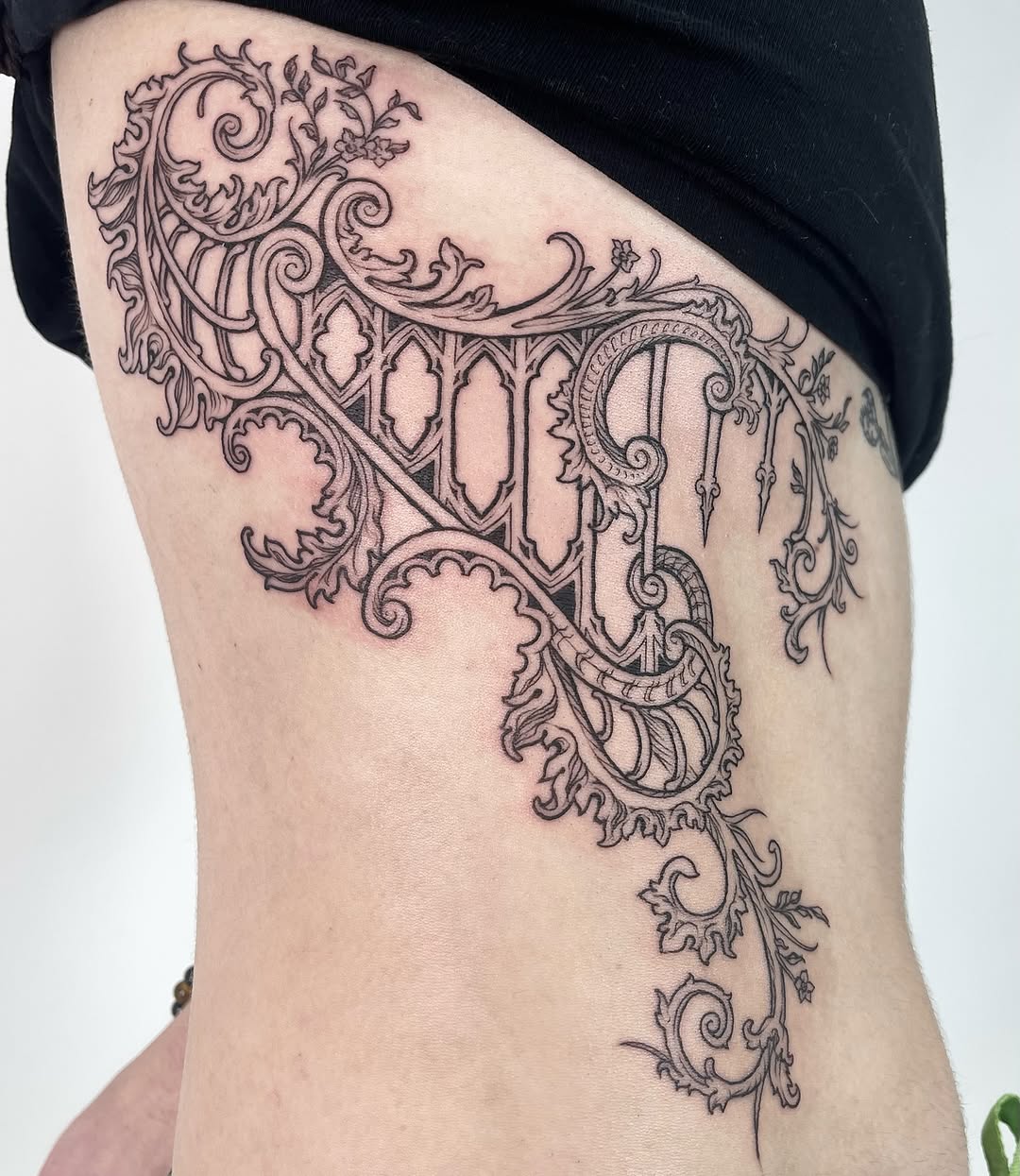 Fine-Line tattoo style